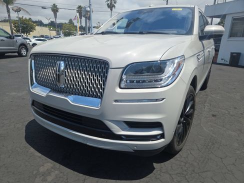 Used 2020 Lincoln Navigator L Reserve w/ Equipment Group 208A Reserve AWD/4WD image 2