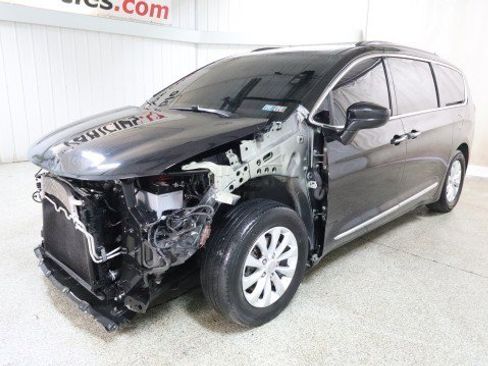 Used 2019 Chrysler Pacifica Touring-L image 2