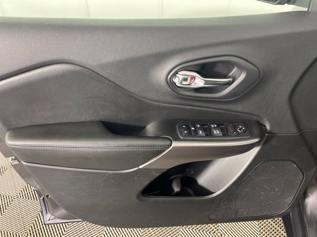Used 2019 Jeep Cherokee Latitude Plus w/ Cold Weather Group AWD/4WD image 14