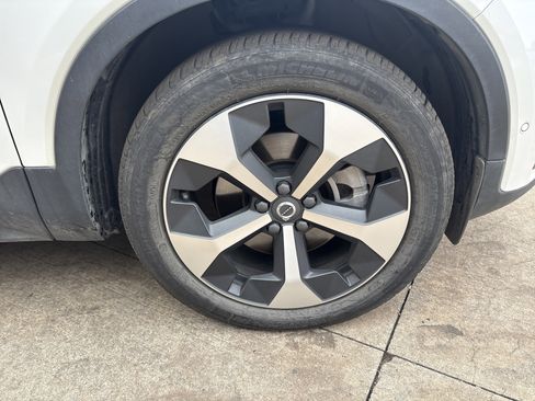 Used 2025 Volvo XC40 B5 Plus image 13