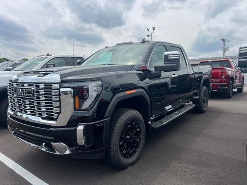 Used 2026 GMC Sierra 3500 Denali w/ LPO, Black Badging Package AWD/4WD image 3
