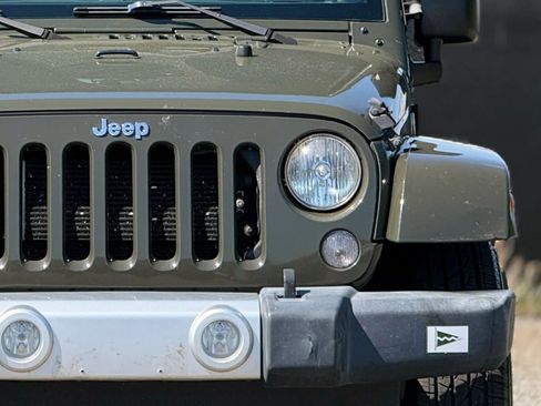 Used 2015 Jeep Wrangler Unlimited Sahara w/ Connectivity Group image 12