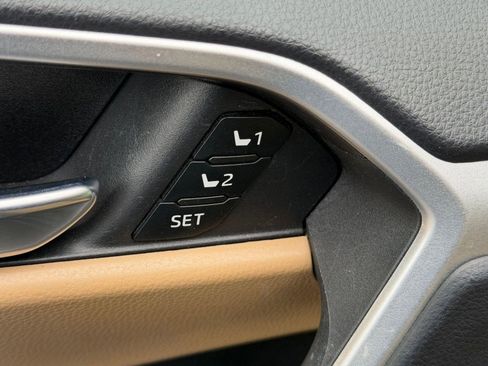 Used 2020 Toyota RAV4 XLE Premium AWD/4WD image 22