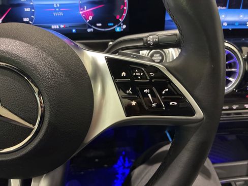 Used 2025 Mercedes-Benz GLB 250 4MATIC image 11