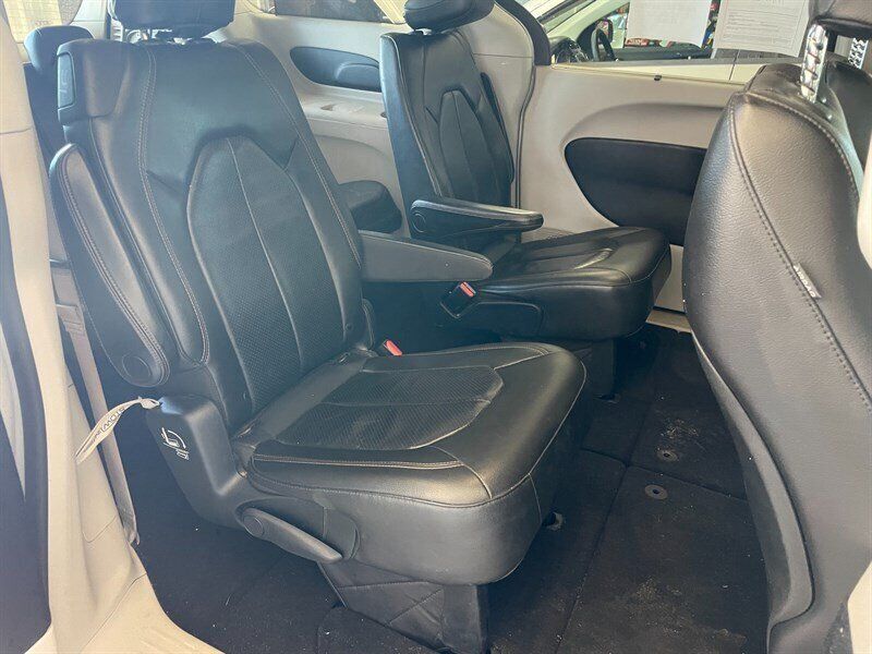 Used 2019 Chrysler Pacifica Touring-L FWD image 19