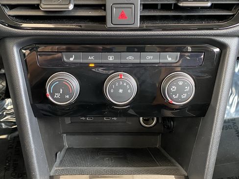 Certified 2023 Volkswagen Taos SE FWD image 32