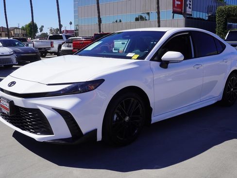 Used 2025 Toyota Camry SE FWD image 4