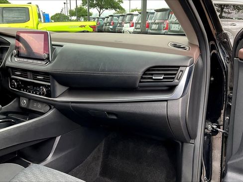 Used 2023 Nissan Rogue SV image 16