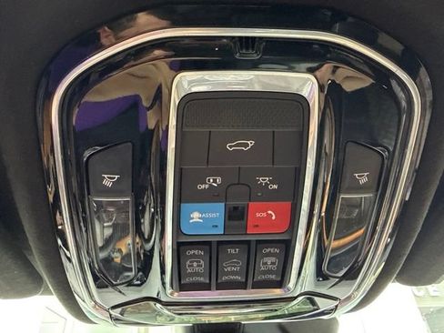 Used 2023 Jeep Grand Cherokee Summit AWD/4WD image 18