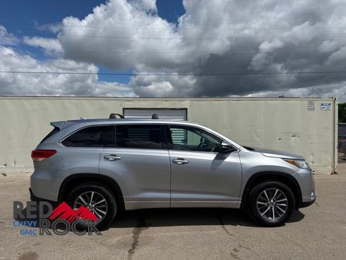 Used 2017 Toyota Highlander XLE AWD/4WD image 8