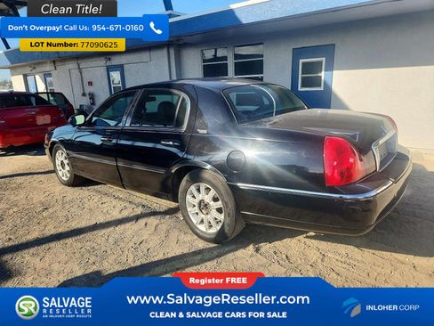 Used 2009 Lincoln Town Car Signature Limited image 3