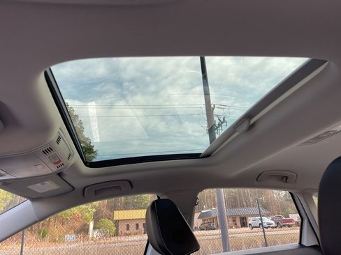 Used 2025 Volkswagen Jetta SE image 23