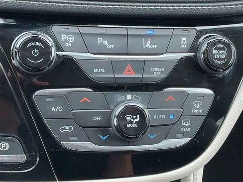 Used 2021 Chrysler Pacifica Limited w/ Uconnect Theater Family Group FWD image 27