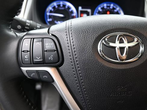 Used 2019 Toyota Highlander XLE image 28