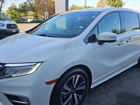 Used 2018 Honda Odyssey Elite image 2