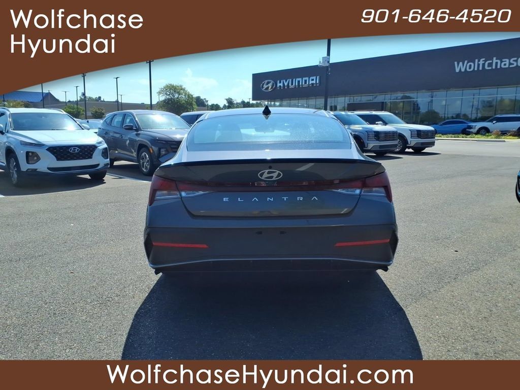 Certified 2025 Hyundai Elantra Sport FWD image 4