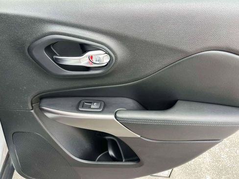 Used 2019 Jeep Cherokee Latitude Plus w/ Cold Weather Group image 18