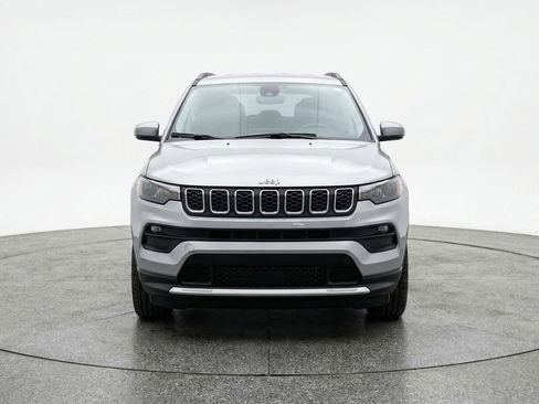 Used 2025 Jeep Compass Latitude image 2
