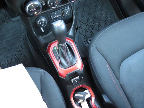 Used 2015 Jeep Renegade Trailhawk w/ Popular Equipment Group AWD/4WD image 23