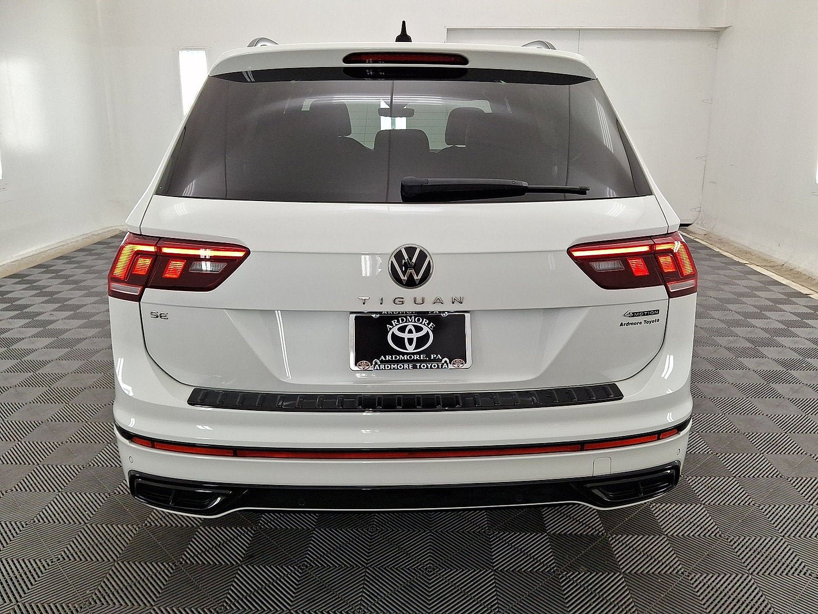 Used 2024 Volkswagen Tiguan SE R-Line AWD/4WD image 15