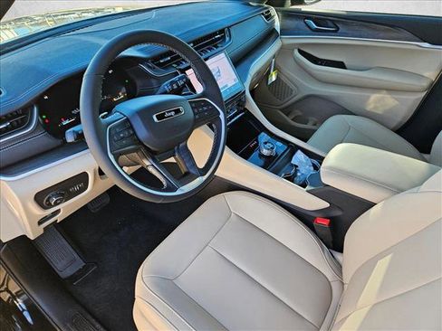 New 2025 Jeep Grand Cherokee Limited image 3