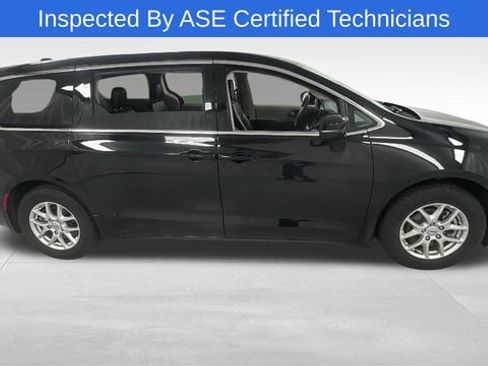 Used 2024 Chrysler Pacifica Touring-L image 2