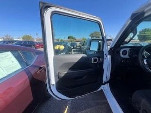 Used 2025 Jeep Wrangler Sahara image 9