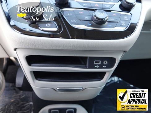 Used 2019 Chrysler Pacifica Touring-L FWD image 28