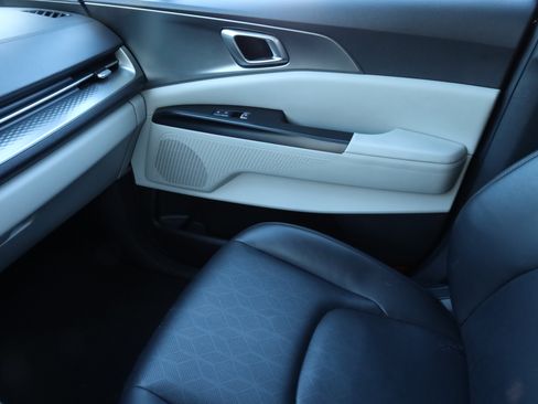 Used 2024 Kia Carnival LX image 10