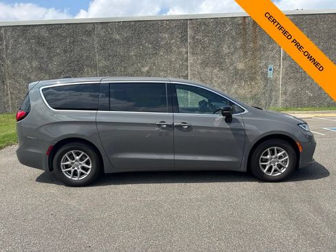Certified 2025 Chrysler Pacifica Select FWD image 8