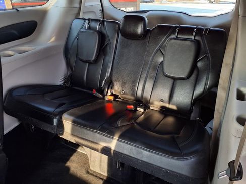 Used 2021 Chrysler Pacifica Touring-L image 9