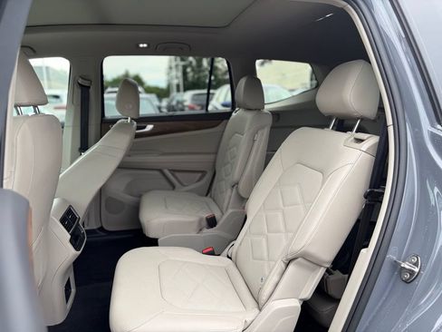 Used 2025 Volkswagen Atlas SE AWD/4WD image 11