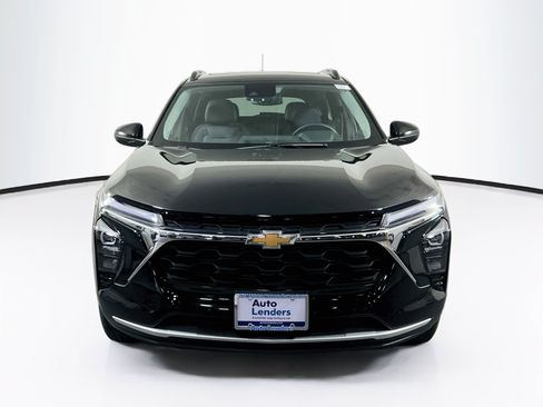 Used 2024 Chevrolet Trax LT w/ Sunroof Package FWD image 2