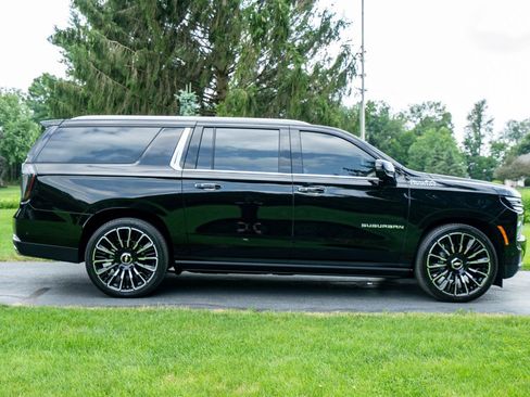 Used 2026 Chevrolet Suburban High Country AWD/4WD image 2
