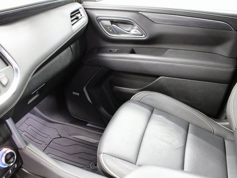 Used 2024 GMC Yukon XL SLT w/ SLT Luxury Package image 28