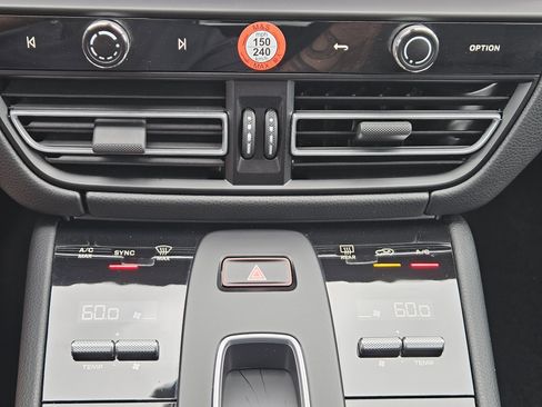 Certified 2026 Porsche Macan AWD/4WD image 19
