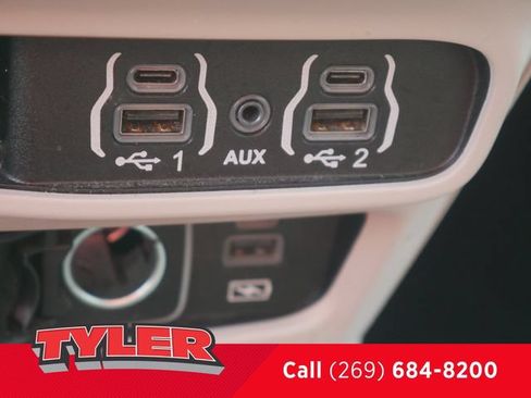 Used 2022 Chrysler Pacifica Touring-L FWD image 34