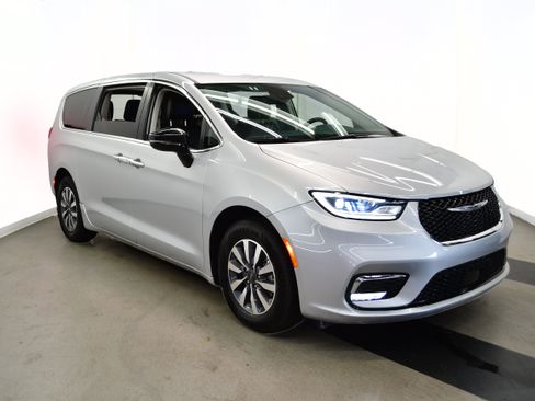 Used 2024 Chrysler Pacifica Limited FWD image 2