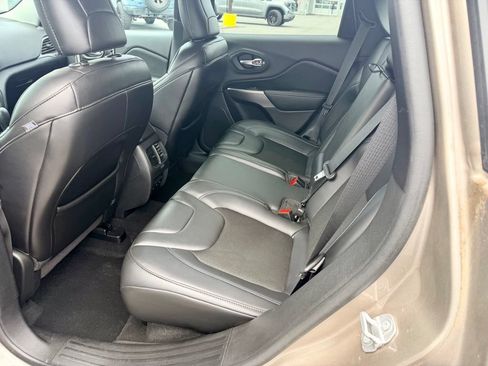 Used 2019 Jeep Cherokee Latitude Plus AWD/4WD image 10