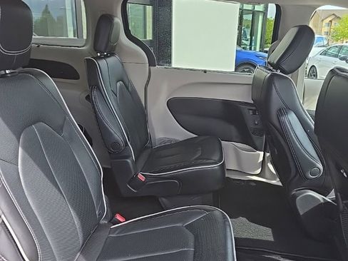 Used 2022 Chrysler Pacifica Limited AWD/4WD image 12