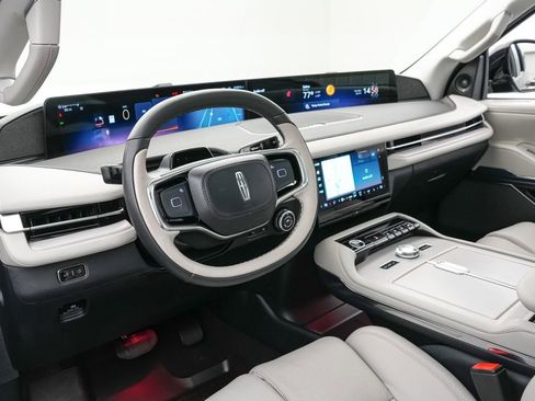 Used 2025 Lincoln Navigator Reserve image 16