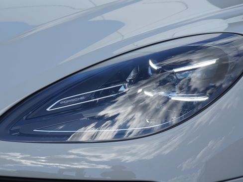 Certified 2024 Porsche Macan AWD/4WD image 13