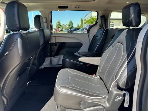 Used 2024 Chrysler Pacifica Limited FWD image 32
