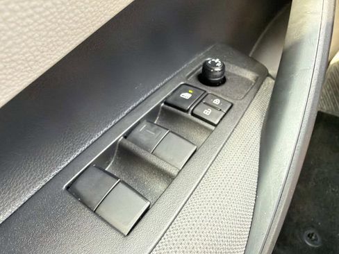 Used 2022 Toyota Corolla LE FWD image 16
