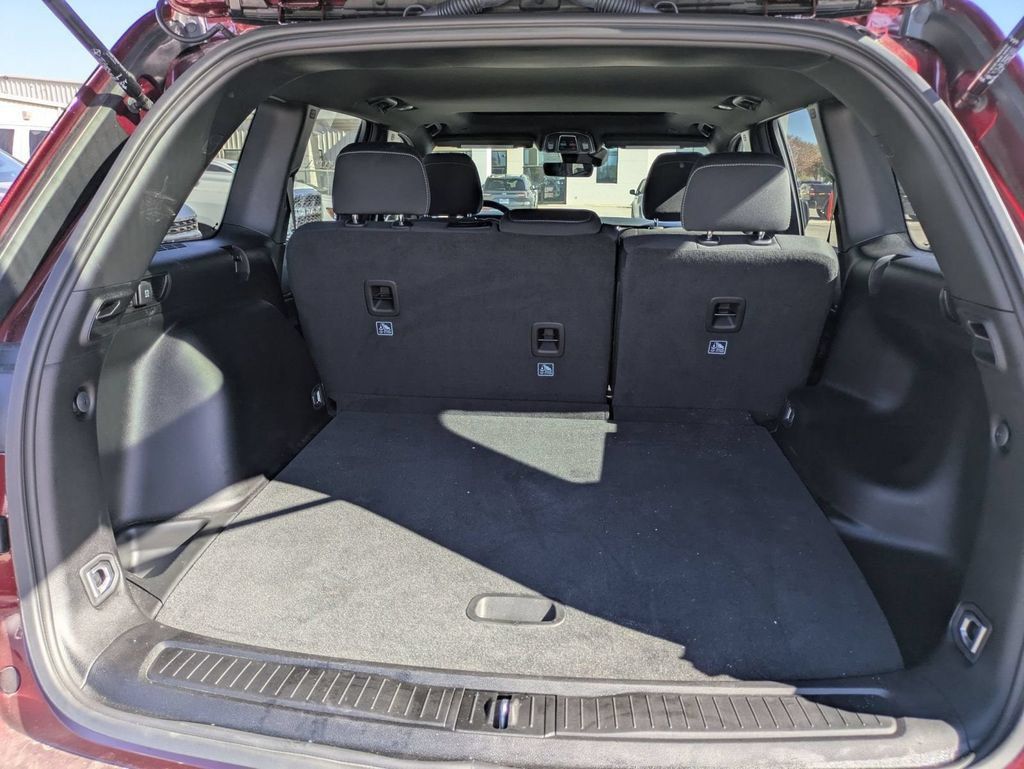 Used 2025 Jeep Grand Cherokee Laredo X RWD image 13