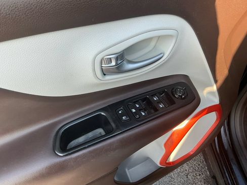 Used 2017 Jeep Renegade Limited FWD image 16