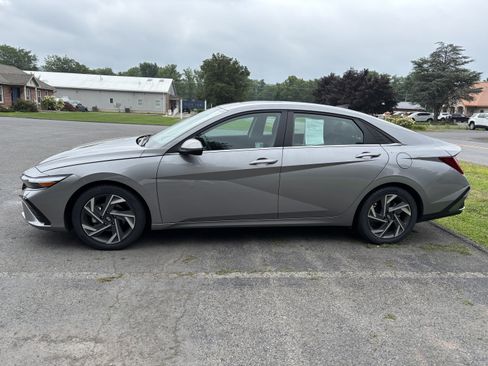 Used 2025 Hyundai Elantra Limited FWD image 6
