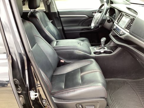 Used 2019 Toyota Highlander SE FWD image 10