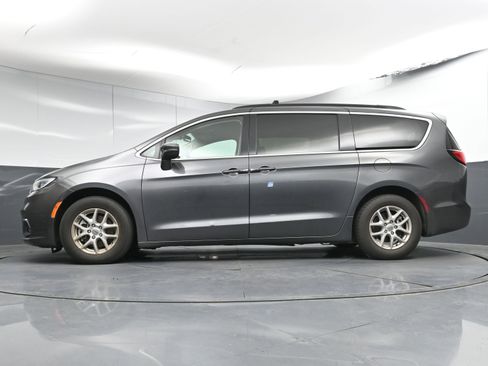 Used 2022 Chrysler Pacifica Touring-L image 28