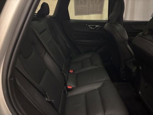 Used 2021 Volvo XC60 T6 Momentum image 21